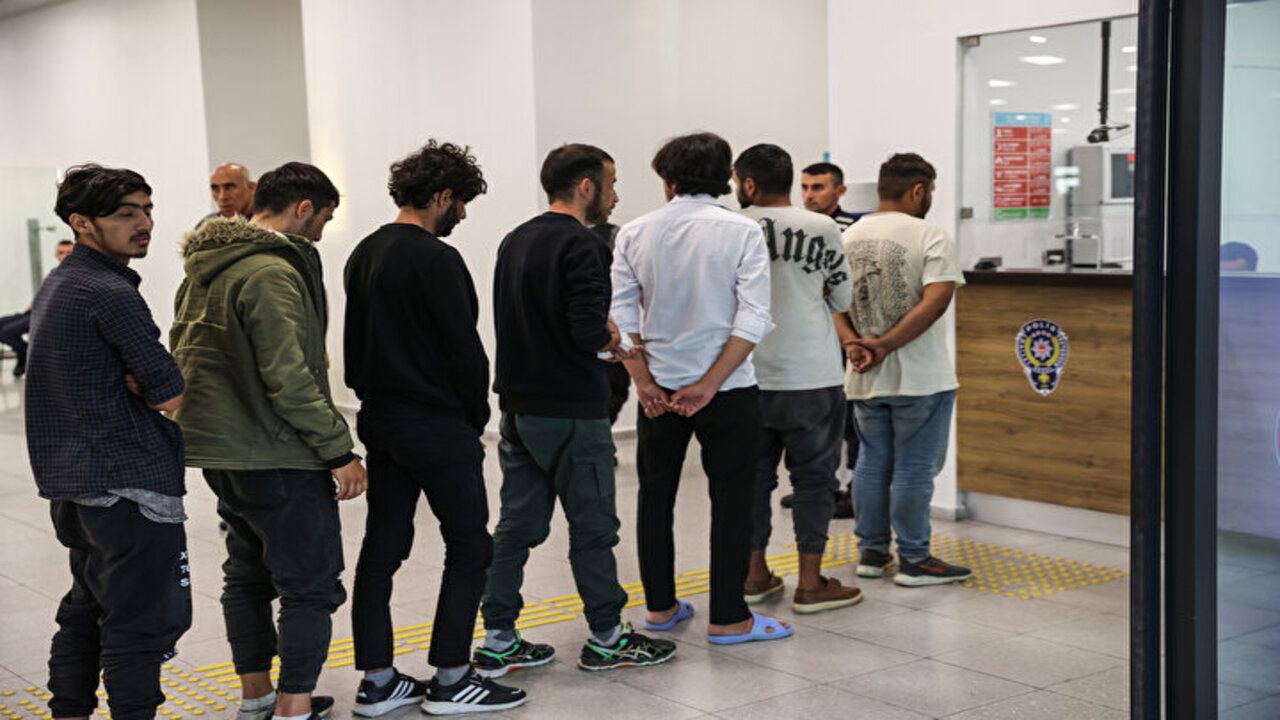 Yasa dışı yollarla ülkemize giren Afganistan uyruklu 131 göçmen sınır dışı edildi! 2