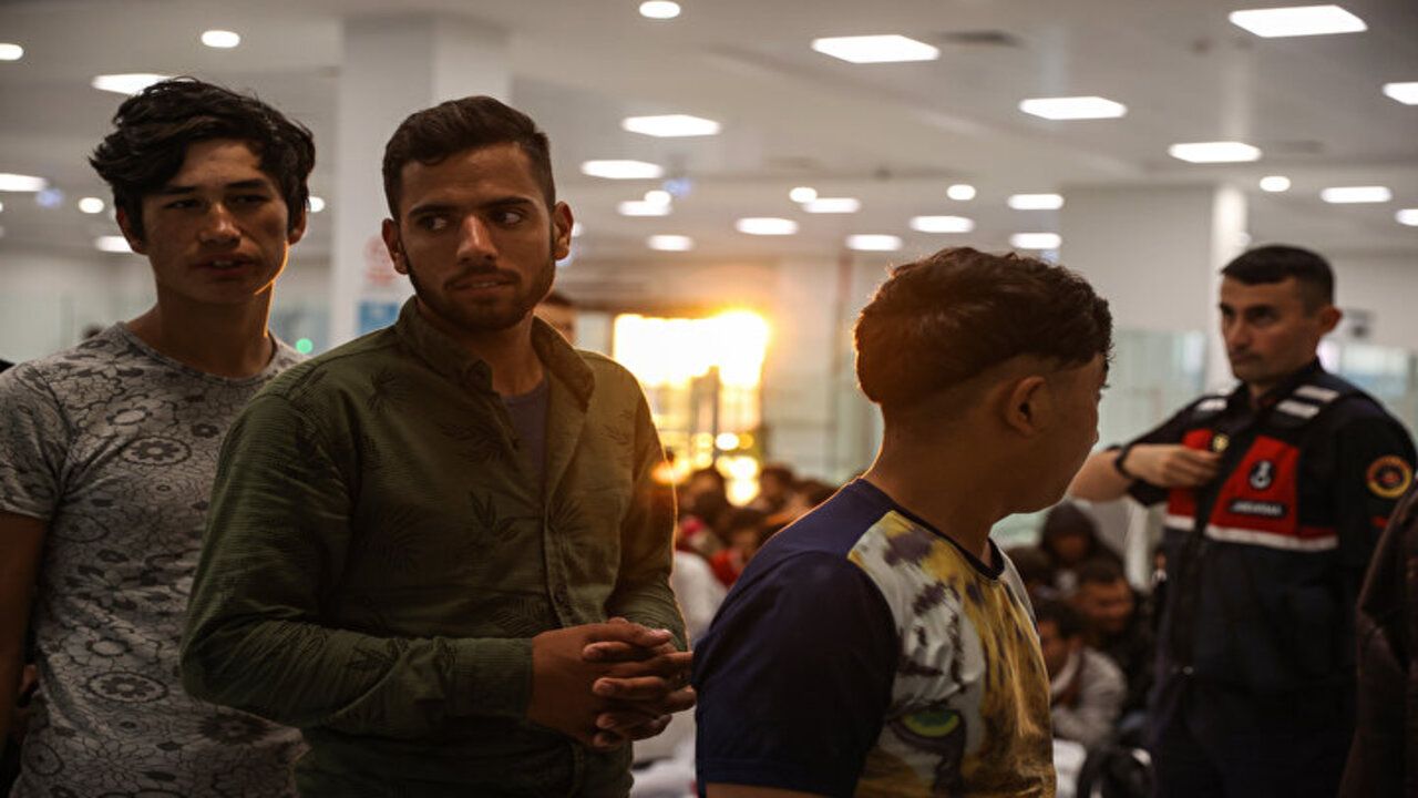 Yasa dışı yollarla ülkemize giren Afganistan uyruklu 131 göçmen sınır dışı edildi! 3