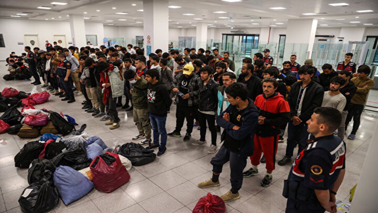 Yasa dışı yollarla ülkemize giren Afganistan uyruklu 131 göçmen sınır dışı edildi! 6