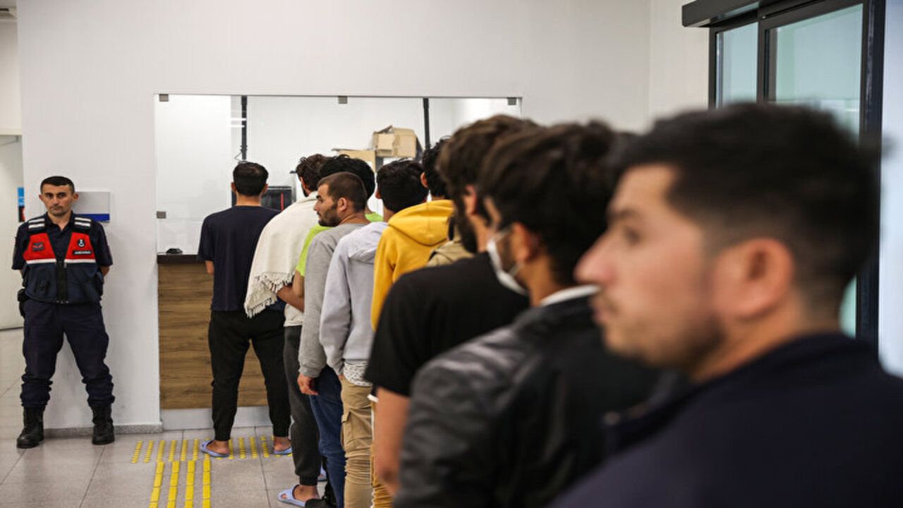 Yasa dışı yollarla ülkemize giren Afganistan uyruklu 131 göçmen sınır dışı edildi! 7