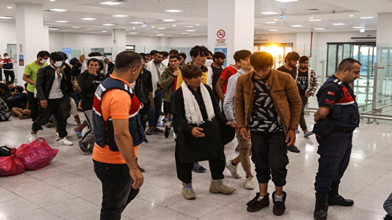 Yasa dışı yollarla ülkemize giren Afganistan uyruklu 131 göçmen sınır dışı edildi! 8