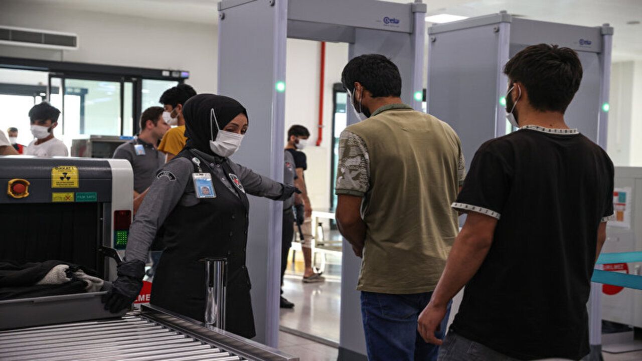 Yasa dışı yollarla ülkemize giren Afganistan uyruklu 131 göçmen sınır dışı edildi! 9