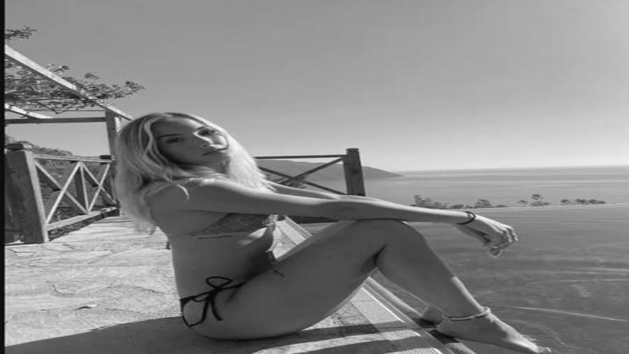 Survivor Sude Burcu bikinili fotoğrafıyla hayranlarını mest etti! 1