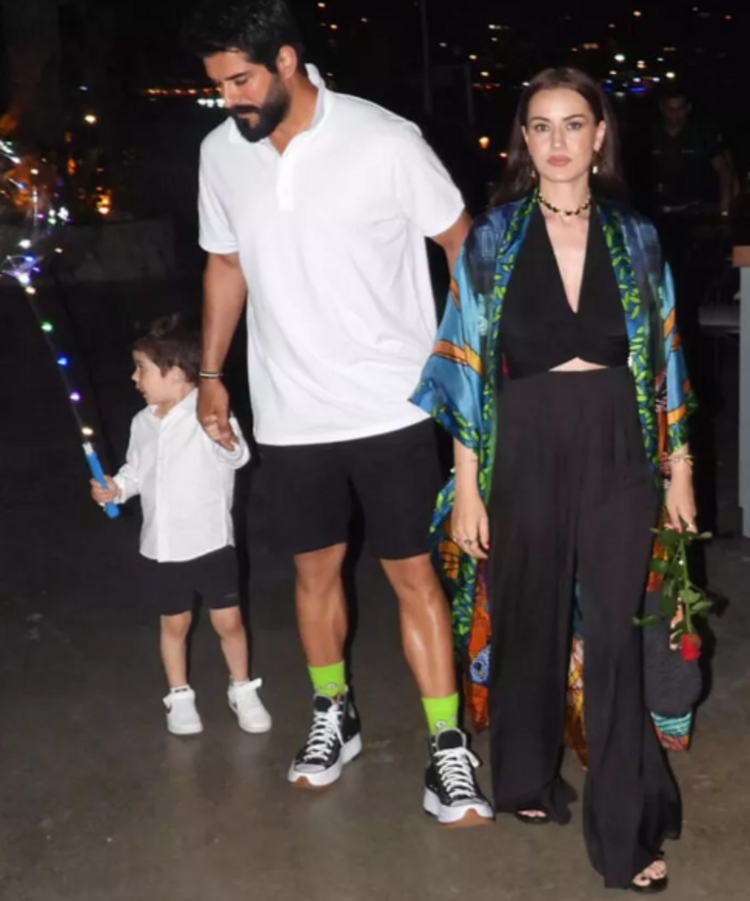İkinci kez anne-baba olacağı haberi gündeme gelen Burak Özçivit- Fahriye Evcen çifti  bodrum sokaklarında görüntülendi 6