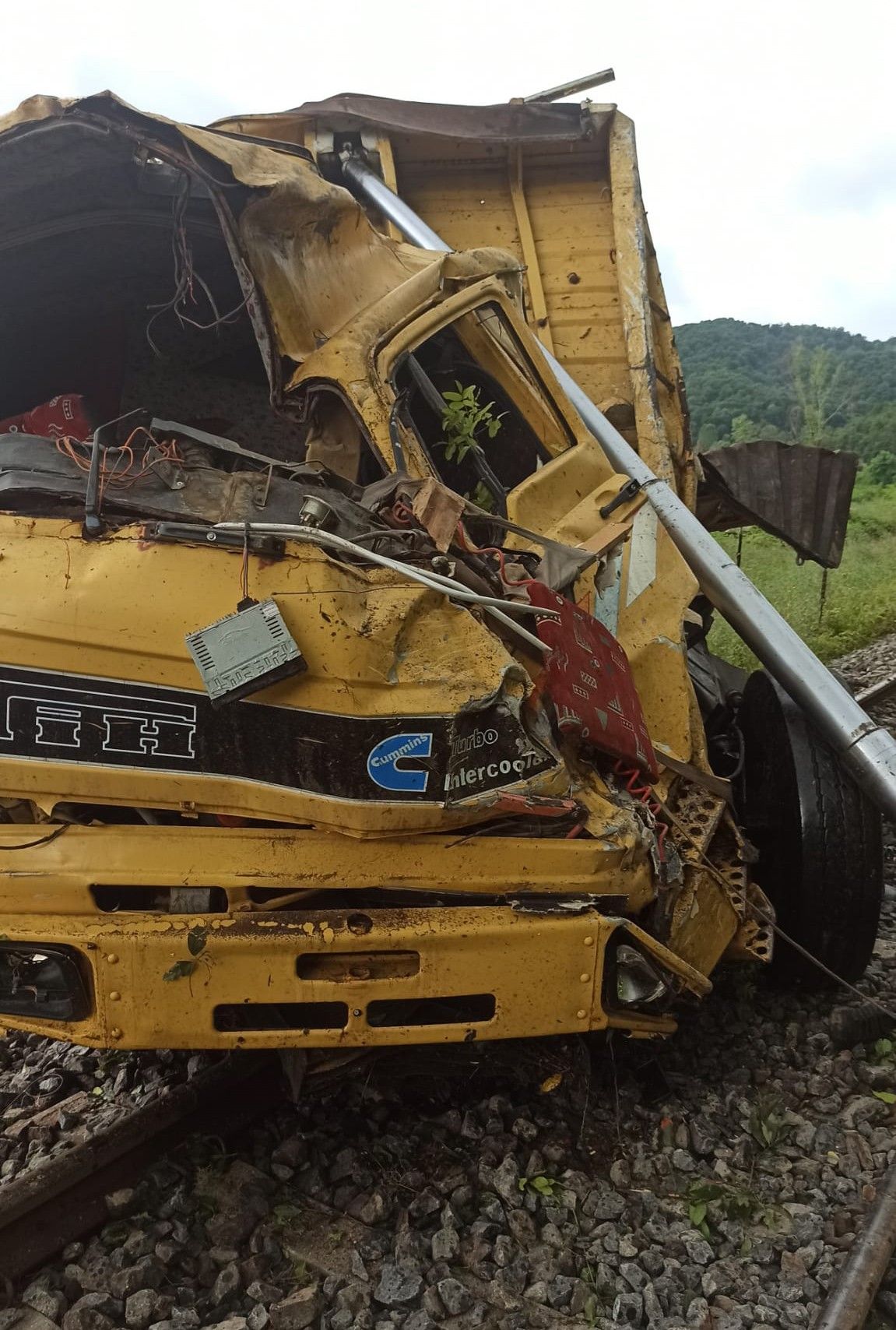 30 metre yükseklikten kamyonla demir yoluna düştüler: 2 ölü, 2 yaralı 1