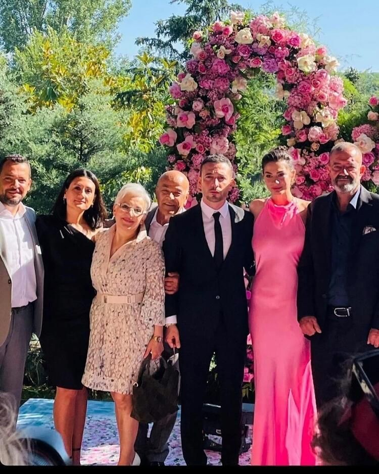 Demet Özdemir ve Oğuzhan Koç evlilik yolunda ilk adımı attı! İşte oyuncu çiftin nişan töreninden ilk kareler 24