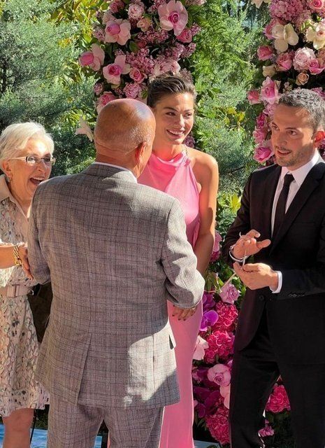 Demet Özdemir ve Oğuzhan Koç evlilik yolunda ilk adımı attı! İşte oyuncu çiftin nişan töreninden ilk kareler 26