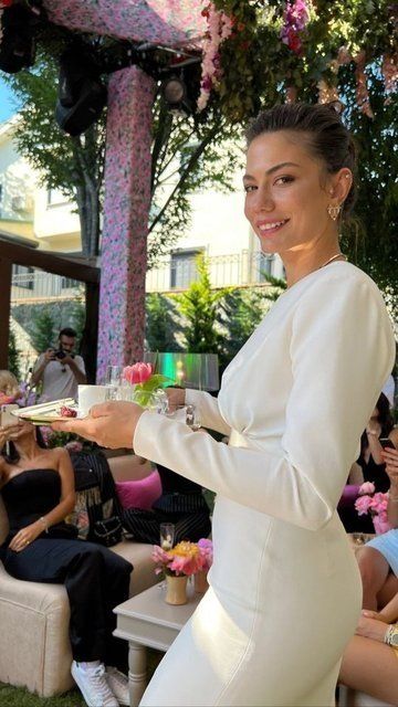 Demet Özdemir ve Oğuzhan Koç evlilik yolunda ilk adımı attı! İşte oyuncu çiftin nişan töreninden ilk kareler 5