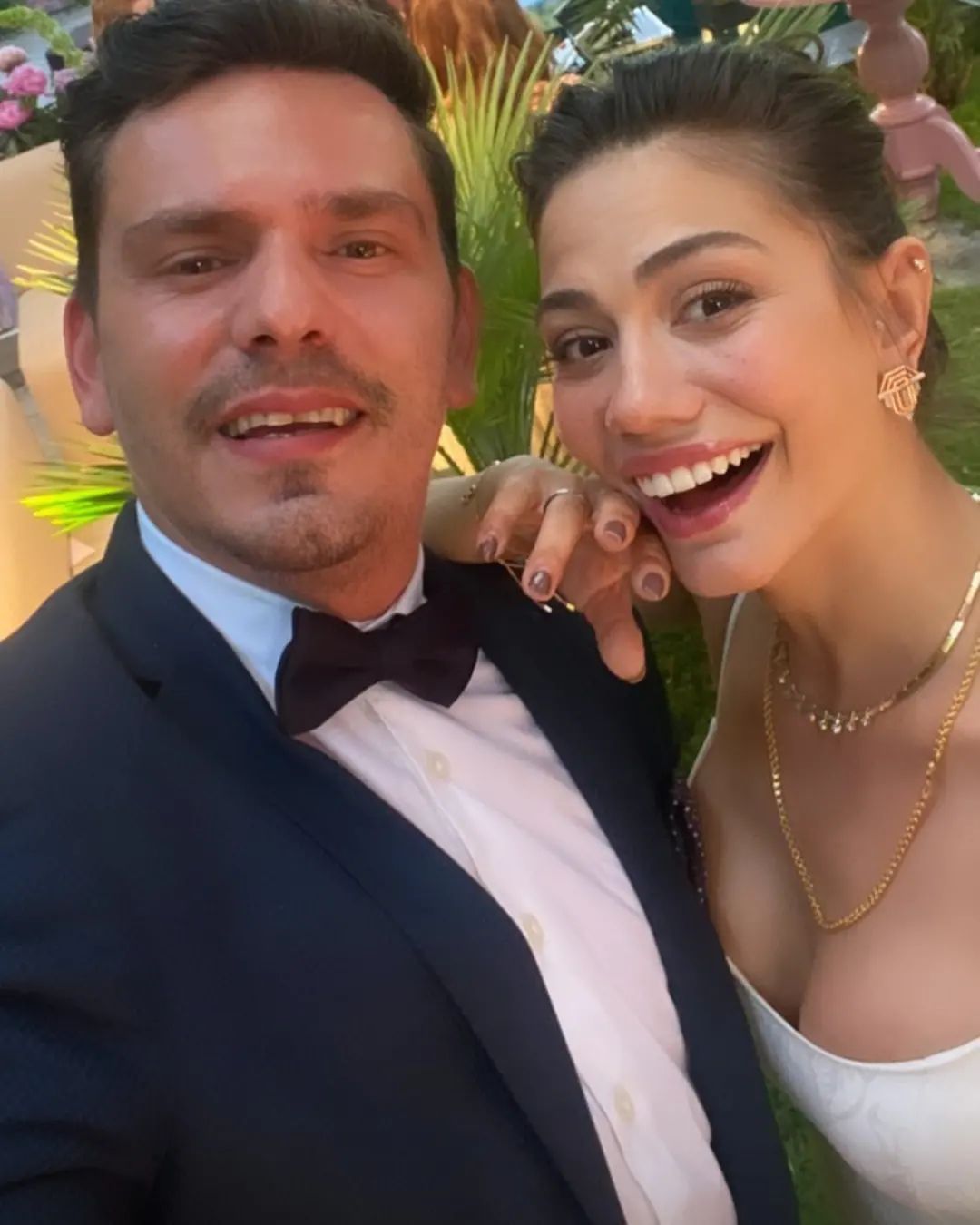 Demet Özdemir ve Oğuzhan Koç evlilik yolunda ilk adımı attı! İşte oyuncu çiftin nişan töreninden ilk kareler 13