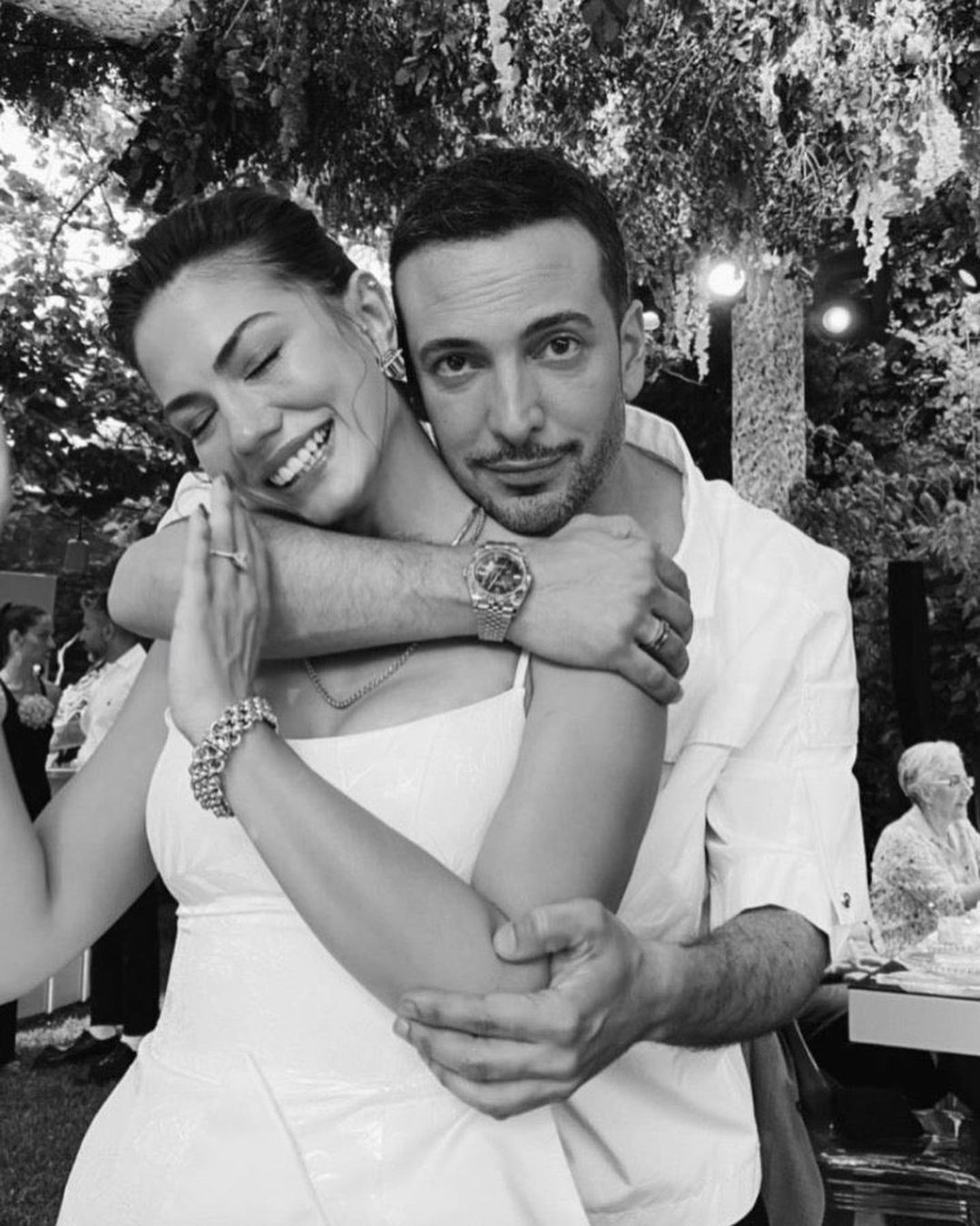 Demet Özdemir ve Oğuzhan Koç evlilik yolunda ilk adımı attı! İşte oyuncu çiftin nişan töreninden ilk kareler 28