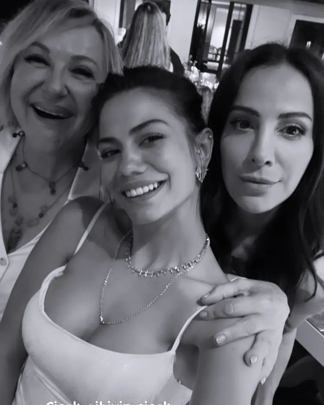 Demet Özdemir ve Oğuzhan Koç evlilik yolunda ilk adımı attı! İşte oyuncu çiftin nişan töreninden ilk kareler 14