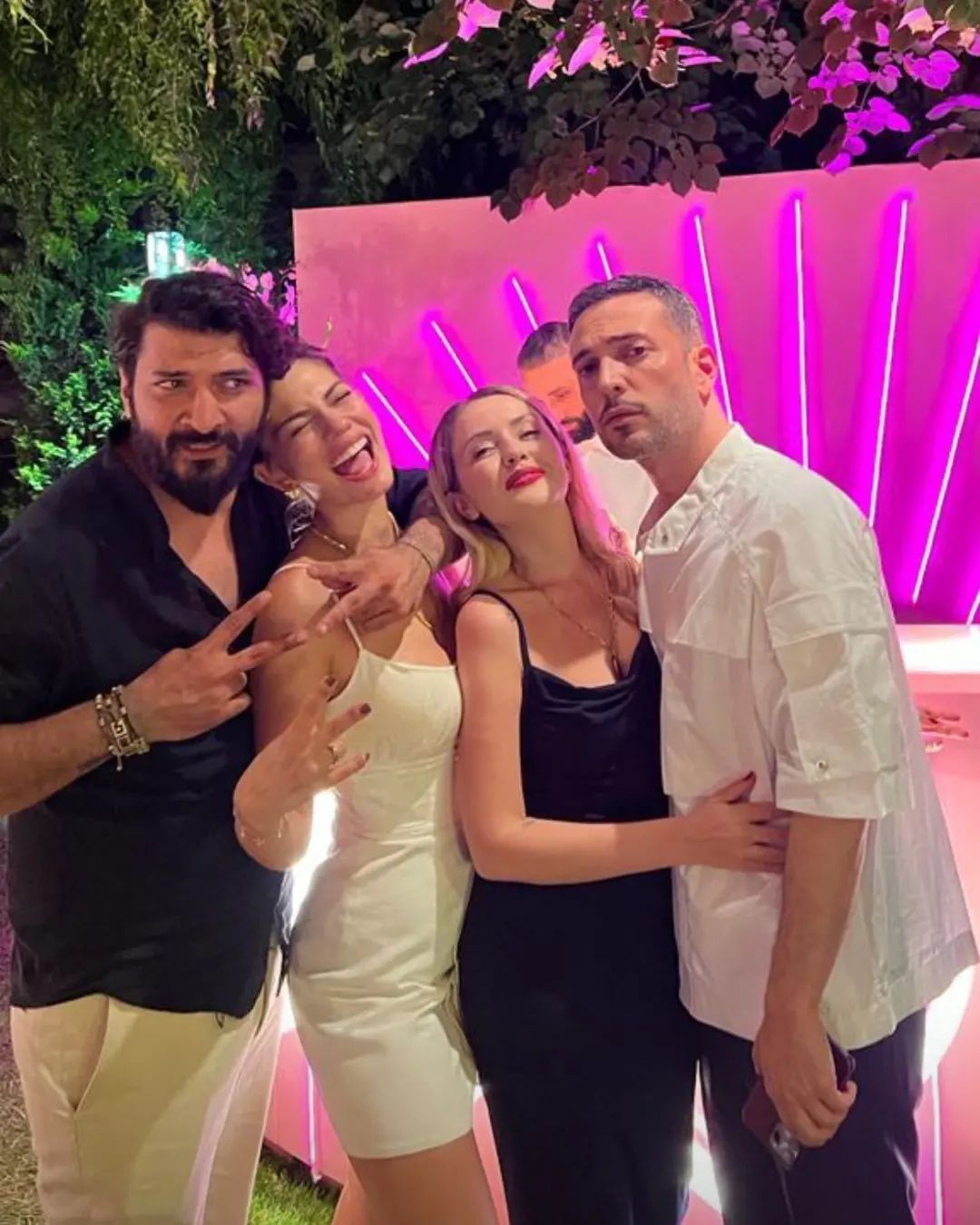 Demet Özdemir ve Oğuzhan Koç evlilik yolunda ilk adımı attı! İşte oyuncu çiftin nişan töreninden ilk kareler 10