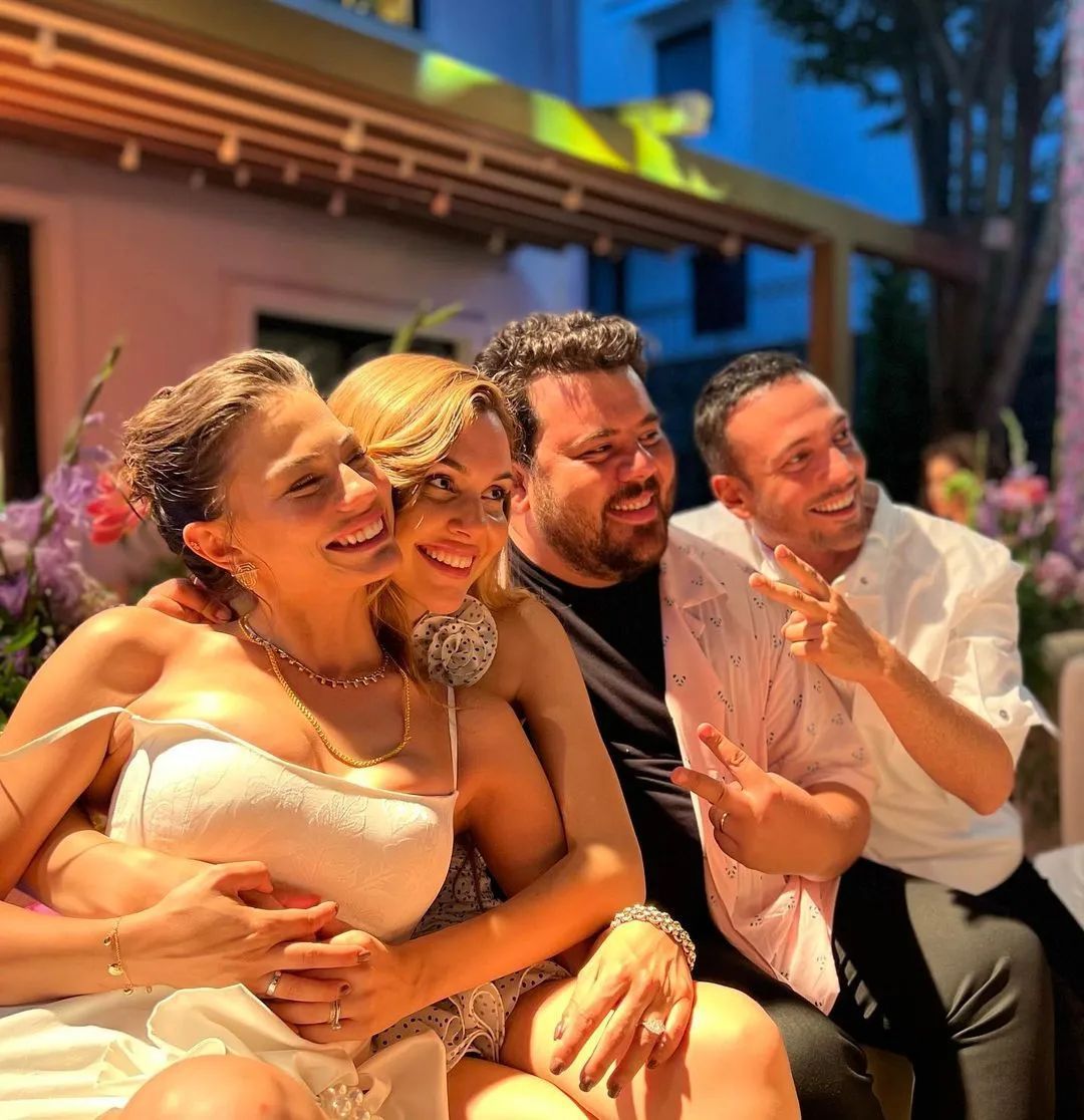 Demet Özdemir ve Oğuzhan Koç evlilik yolunda ilk adımı attı! İşte oyuncu çiftin nişan töreninden ilk kareler 19