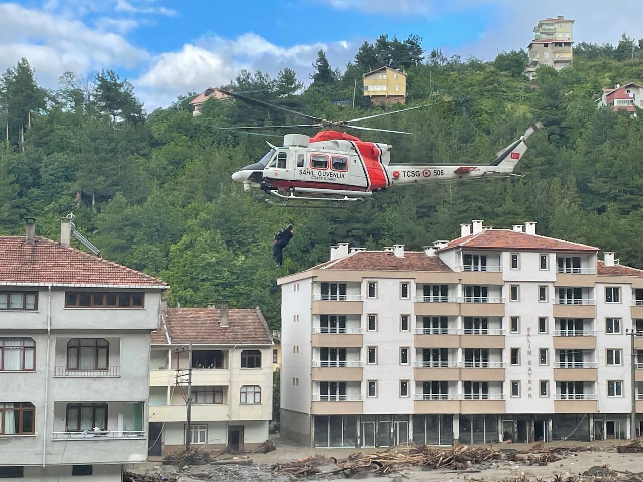 İnebolu'daki selde mahsur kalan vatandaşlar helikopterle kurtarıldı 1