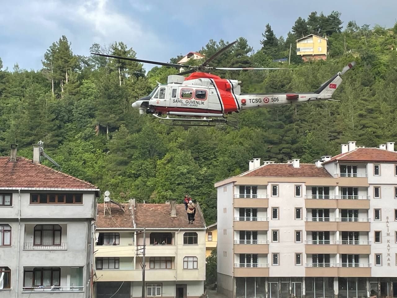 İnebolu'daki selde mahsur kalan vatandaşlar helikopterle kurtarıldı 2