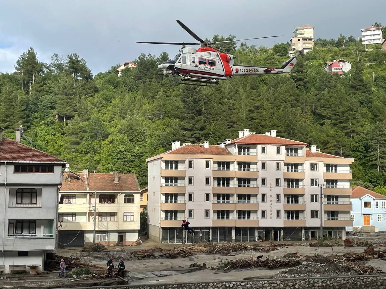 İnebolu'daki selde mahsur kalan vatandaşlar helikopterle kurtarıldı 3