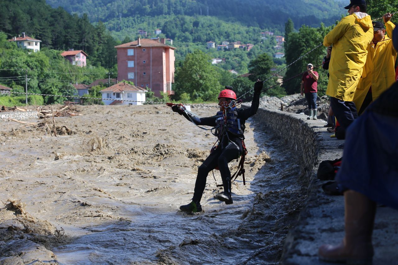 İnebolu'daki selde mahsur kalan vatandaşlar helikopterle kurtarıldı 4