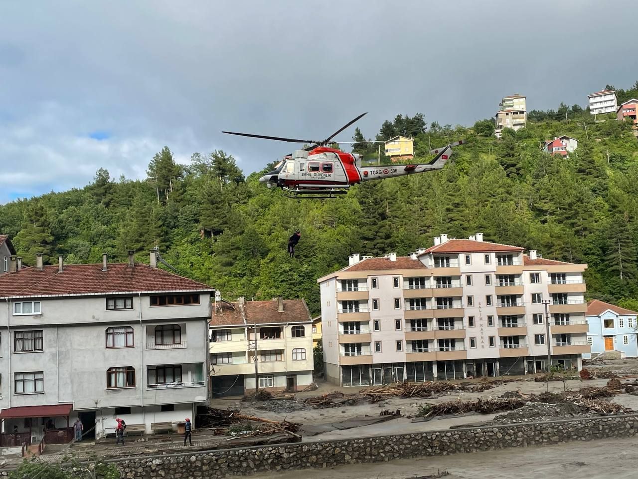 İnebolu'daki selde mahsur kalan vatandaşlar helikopterle kurtarıldı 5