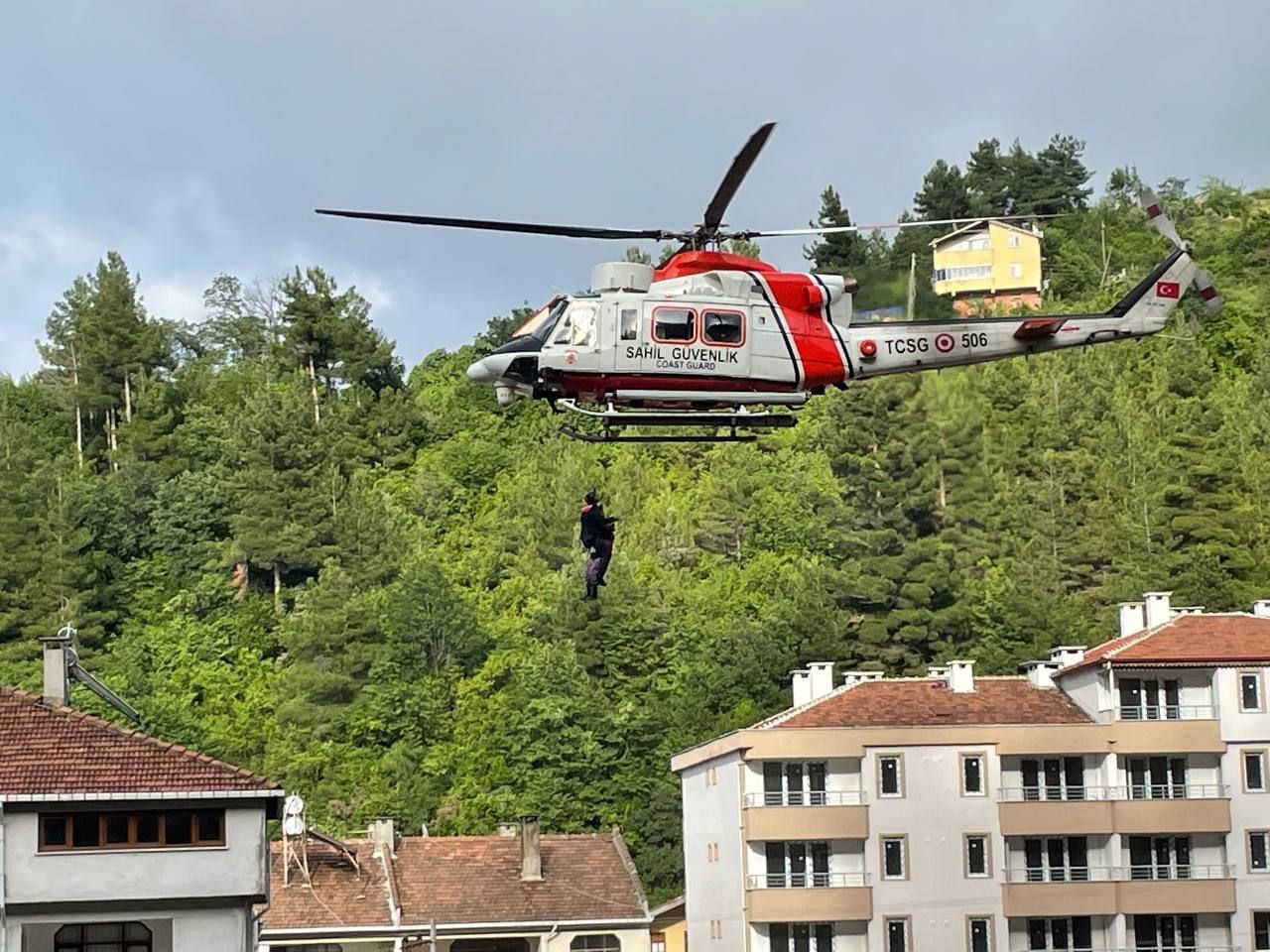 İnebolu'daki selde mahsur kalan vatandaşlar helikopterle kurtarıldı 6