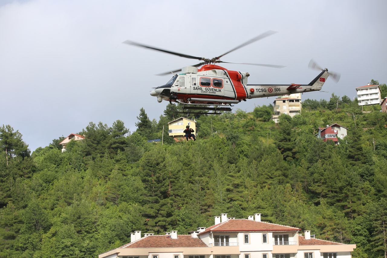 İnebolu'daki selde mahsur kalan vatandaşlar helikopterle kurtarıldı 7