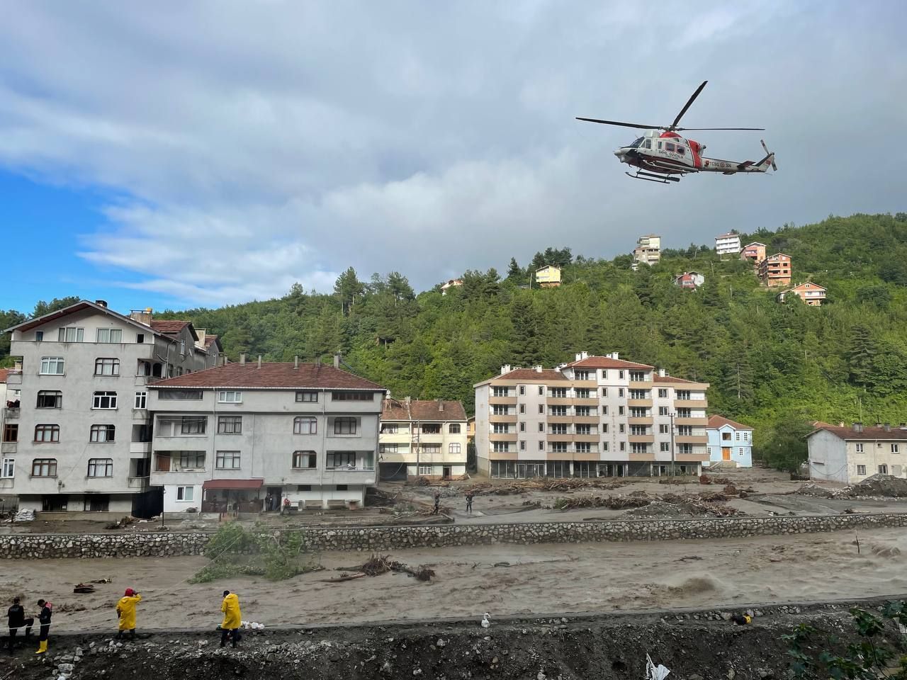 İnebolu'daki selde mahsur kalan vatandaşlar helikopterle kurtarıldı 10