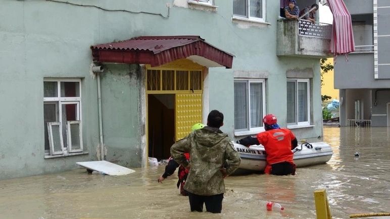 Batı Karadeniz sel felaketiyle boğuşuyor: 235 kişi tahliye edildi, 1 kişi kayıp! İşte il il son durum... 2