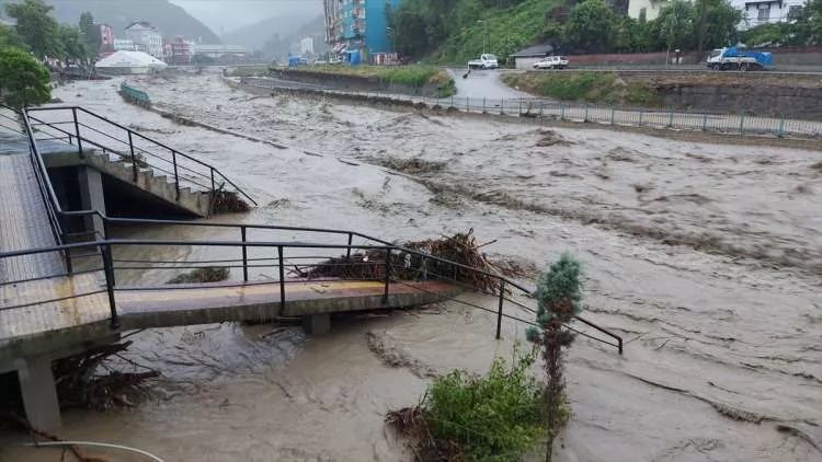 Batı Karadeniz sel felaketiyle boğuşuyor: 235 kişi tahliye edildi, 1 kişi kayıp! İşte il il son durum... 13