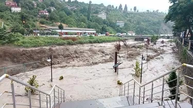 Batı Karadeniz sel felaketiyle boğuşuyor: 235 kişi tahliye edildi, 1 kişi kayıp! İşte il il son durum... 16