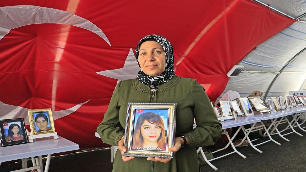 Evlat nöbeti devam eden anne yürek burkan sözleriyle kaçırılan kızına seslendi 1
