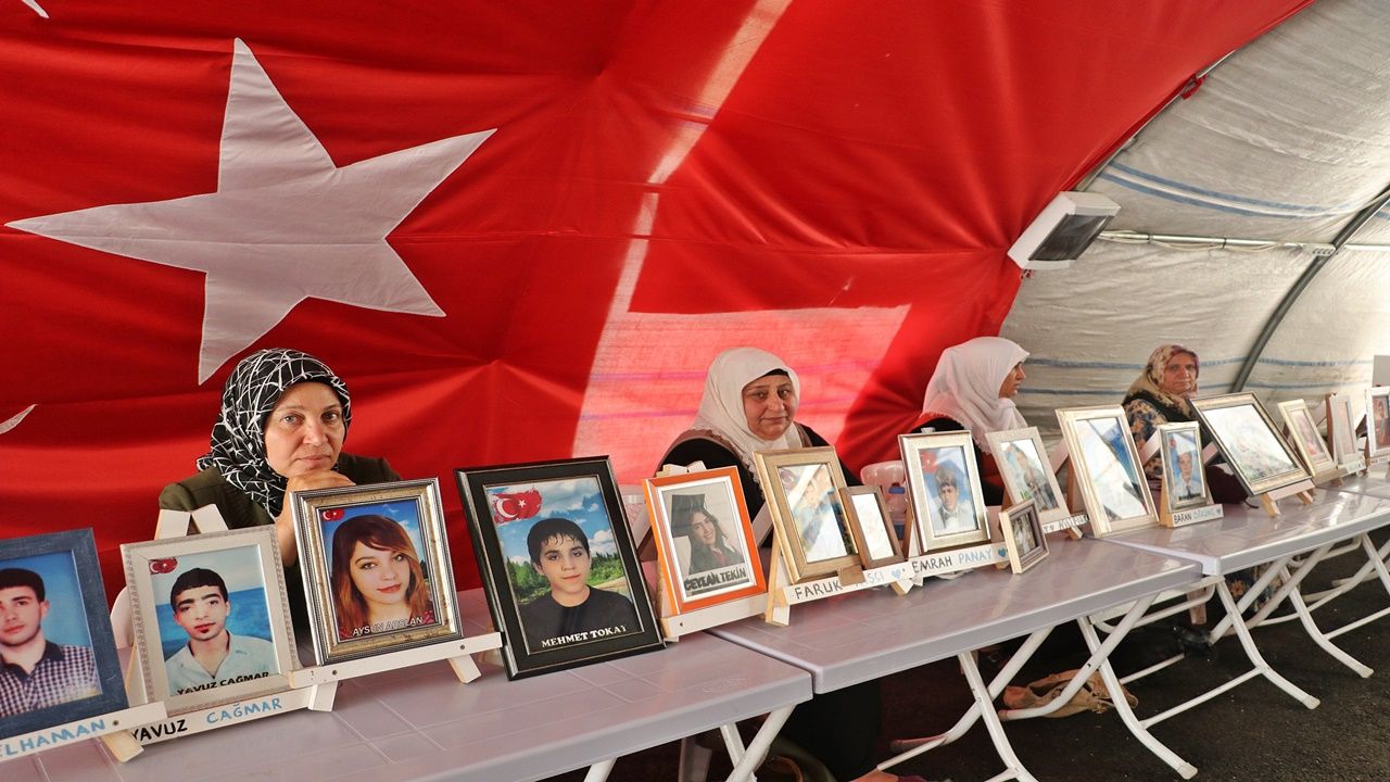 Evlat nöbeti devam eden anne yürek burkan sözleriyle kaçırılan kızına seslendi 2