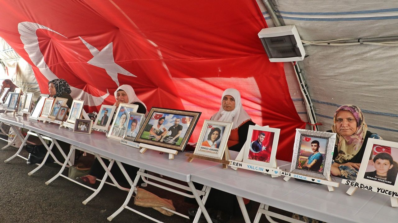 Evlat nöbeti devam eden anne yürek burkan sözleriyle kaçırılan kızına seslendi 3