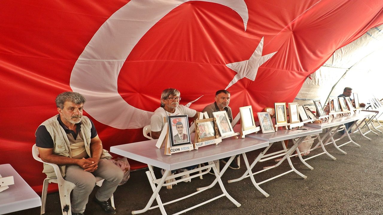 Evlat nöbeti devam eden anne yürek burkan sözleriyle kaçırılan kızına seslendi 4