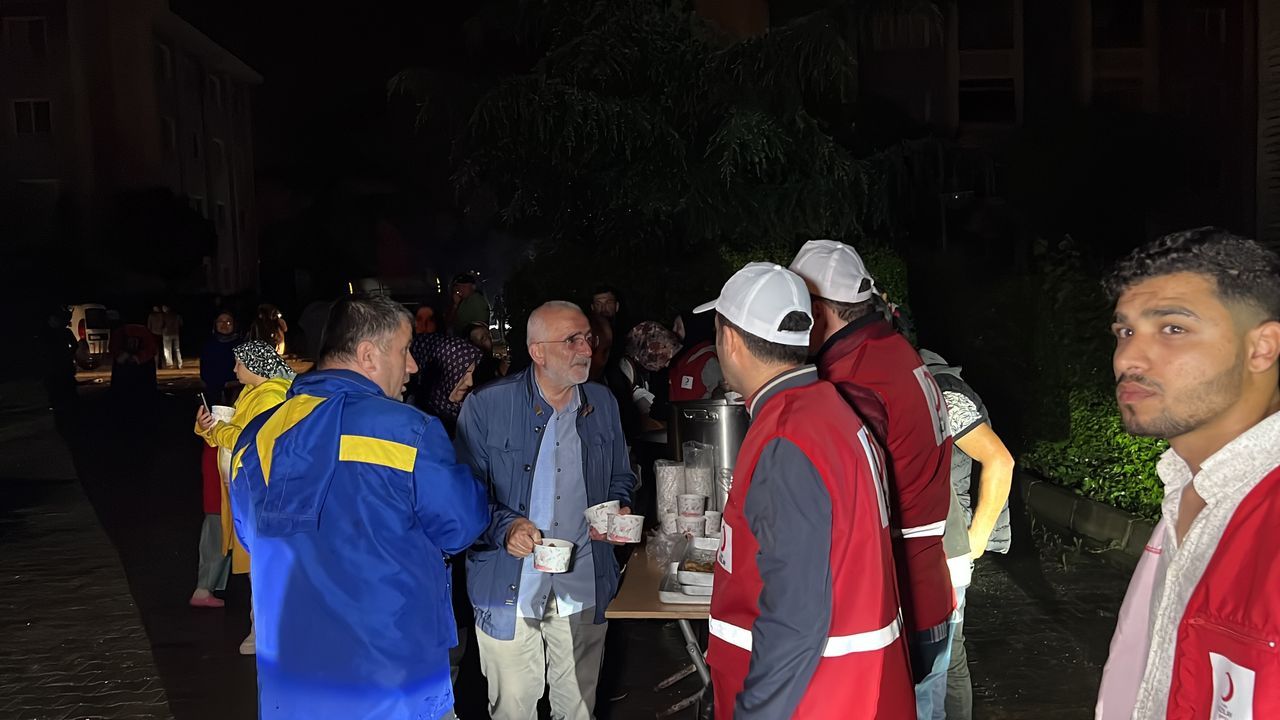Düzce'de su taşkını 1200 hanenin elektriğini kesti! Kızılay yemek, belediye su dağıttı 1
