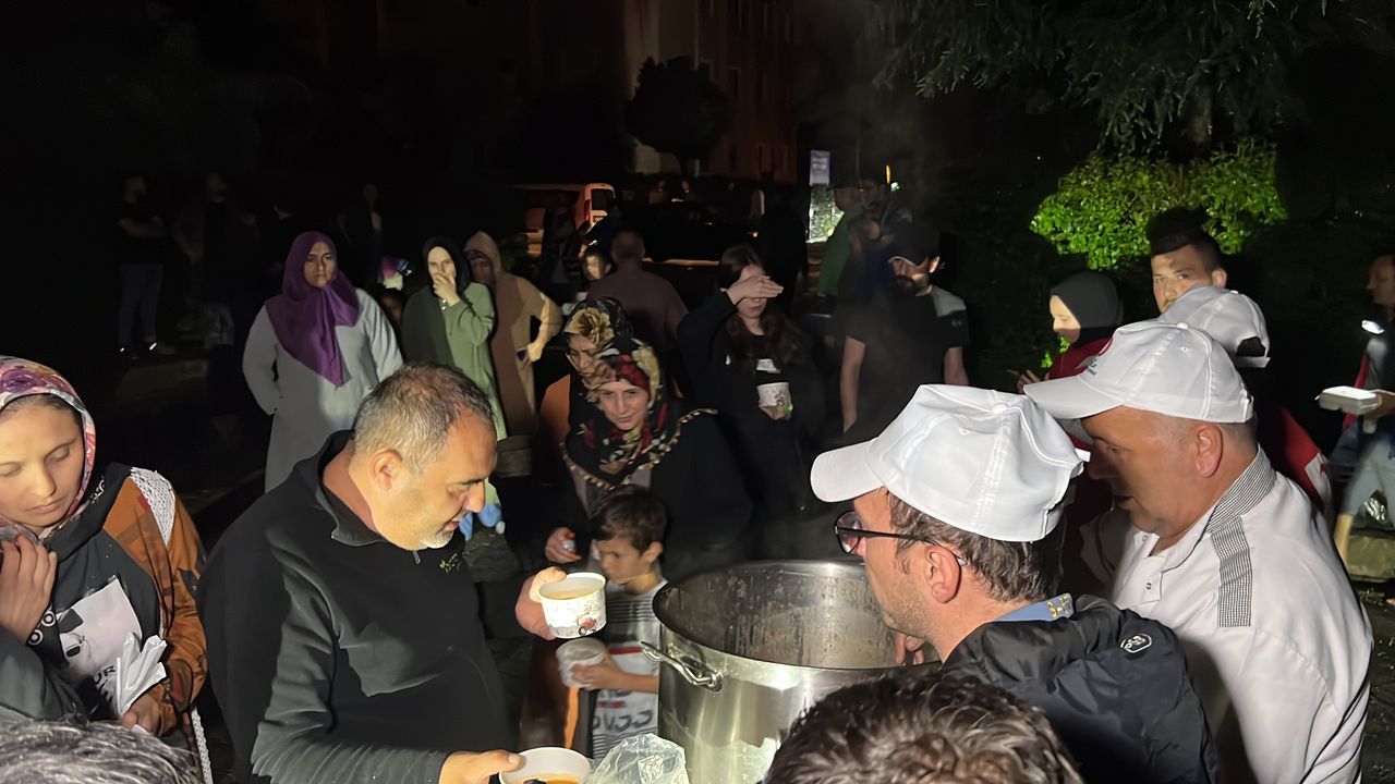 Düzce'de su taşkını 1200 hanenin elektriğini kesti! Kızılay yemek, belediye su dağıttı 4