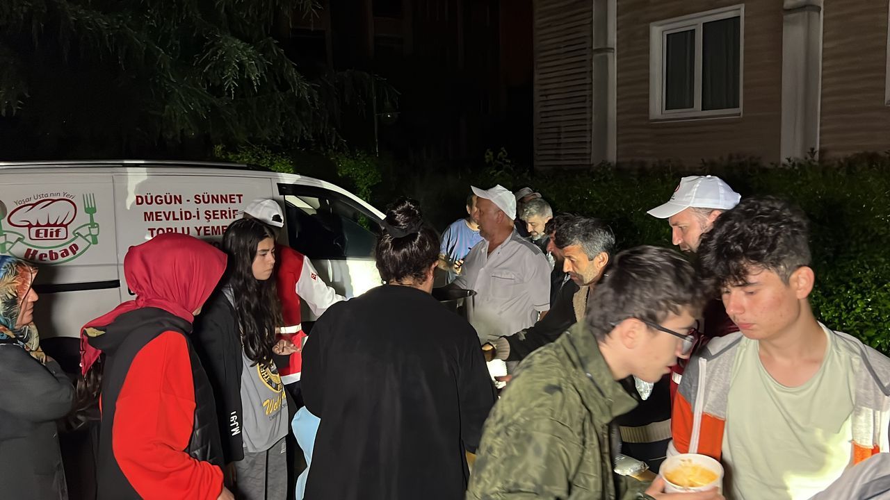 Düzce'de su taşkını 1200 hanenin elektriğini kesti! Kızılay yemek, belediye su dağıttı 5