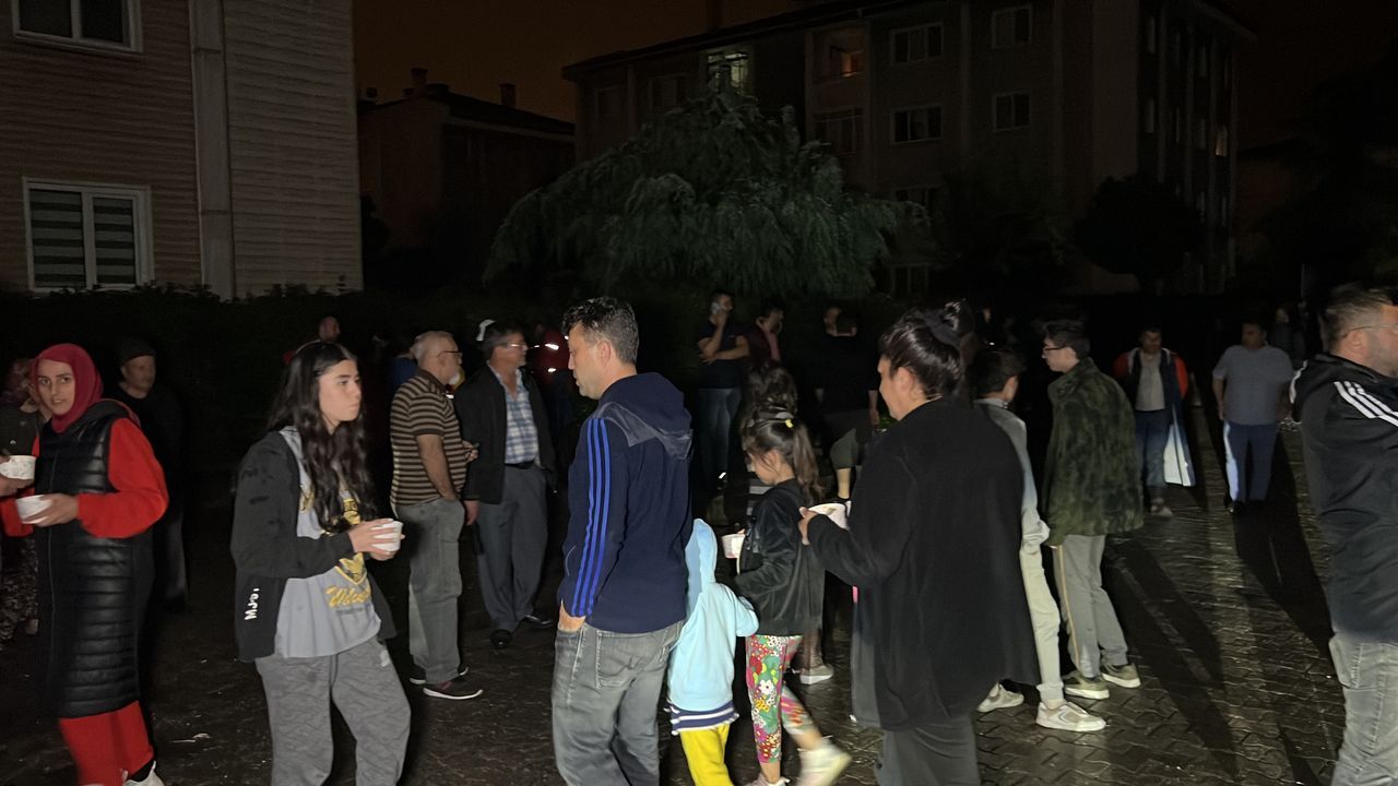 Düzce'de su taşkını 1200 hanenin elektriğini kesti! Kızılay yemek, belediye su dağıttı 6