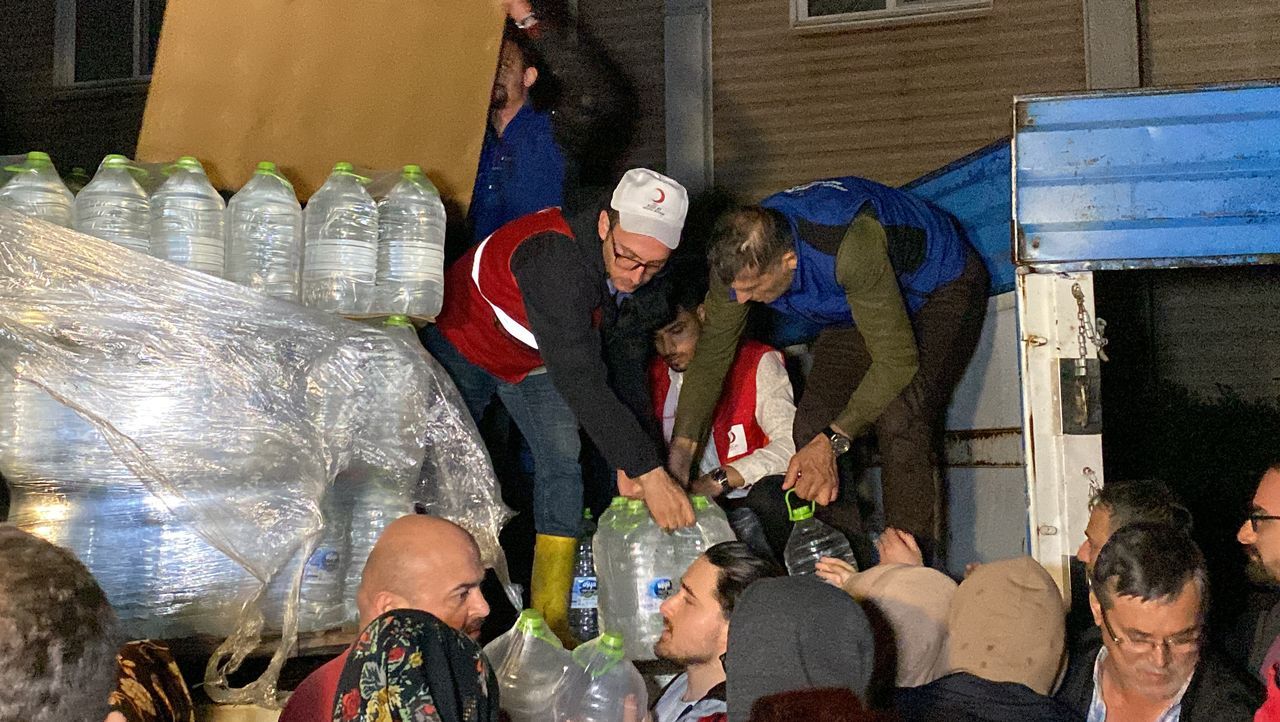 Düzce'de su taşkını 1200 hanenin elektriğini kesti! Kızılay yemek, belediye su dağıttı 7