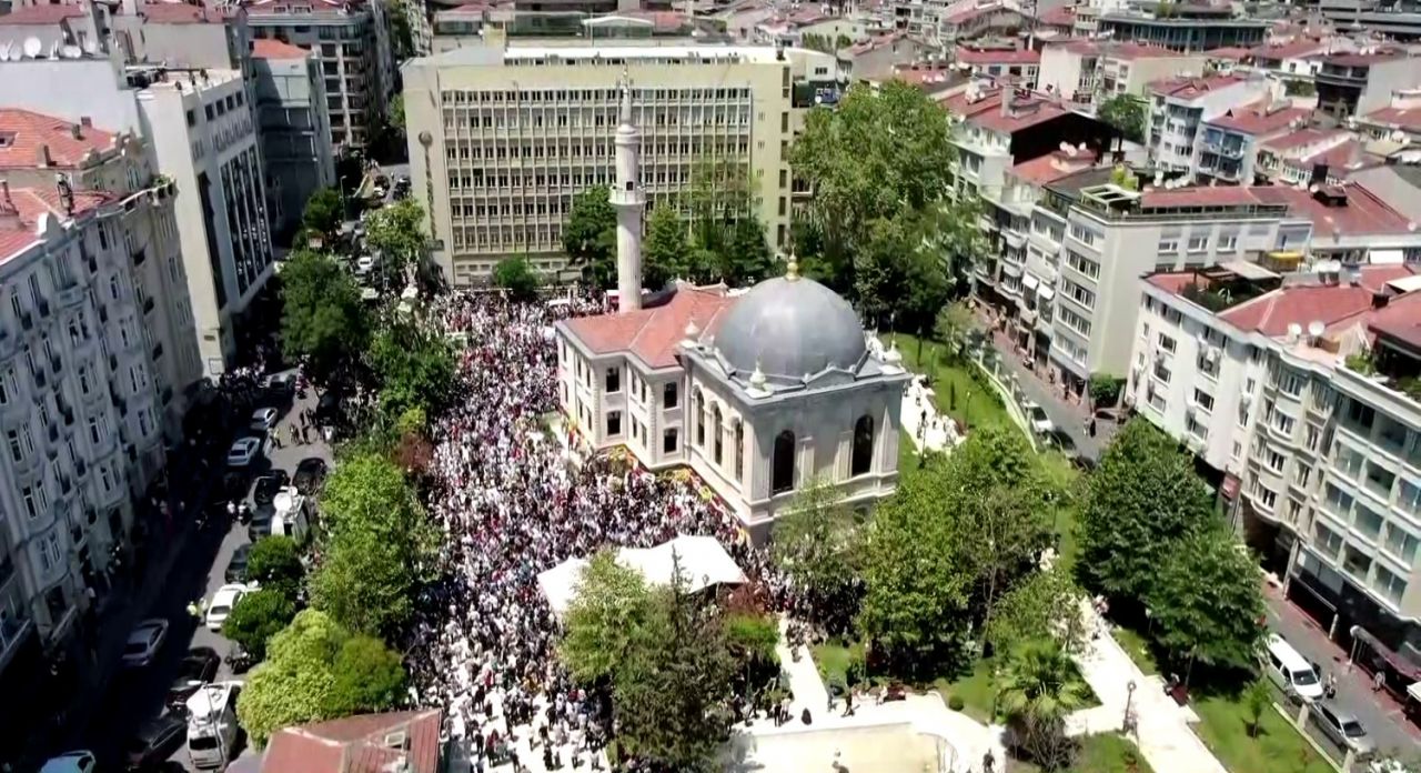 Türkan Şoray tabutuna sarılıp ağladı... Sevenleri Cüneyt Arkın'a bu sözlerle veda etti 3