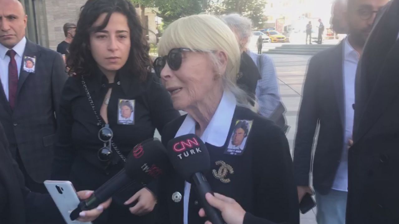 Türkan Şoray tabutuna sarılıp ağladı... Sevenleri Cüneyt Arkın'a bu sözlerle veda etti 4