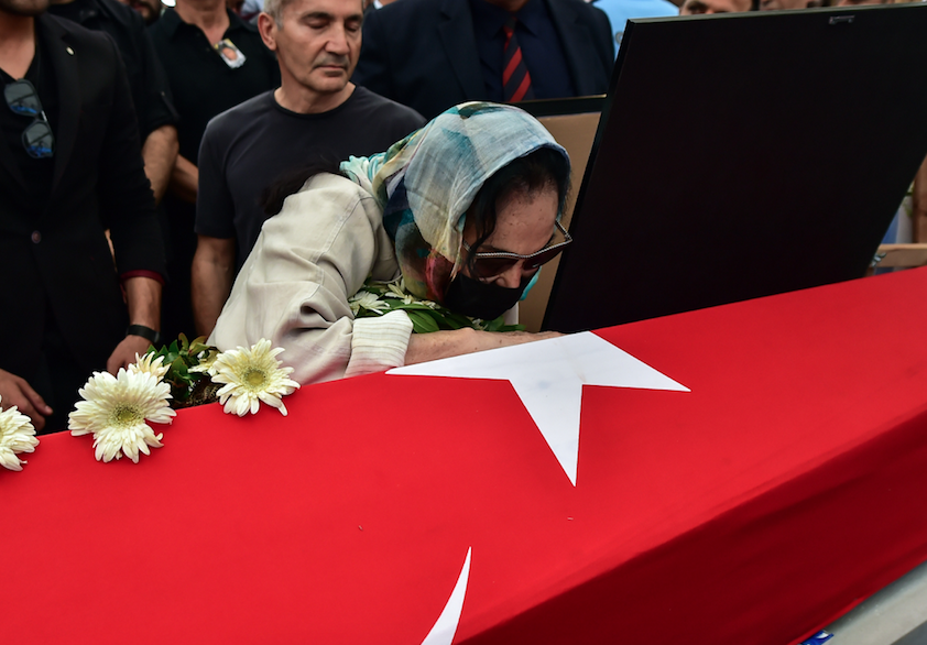 Türkan Şoray tabutuna sarılıp ağladı... Sevenleri Cüneyt Arkın'a bu sözlerle veda etti 5