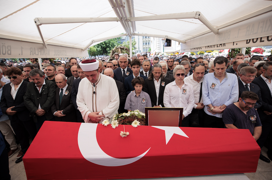 Türkan Şoray tabutuna sarılıp ağladı... Sevenleri Cüneyt Arkın'a bu sözlerle veda etti 9