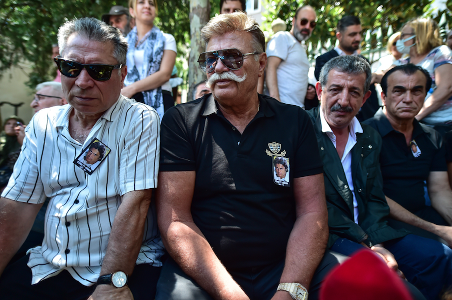 Türkan Şoray tabutuna sarılıp ağladı... Sevenleri Cüneyt Arkın'a bu sözlerle veda etti 11