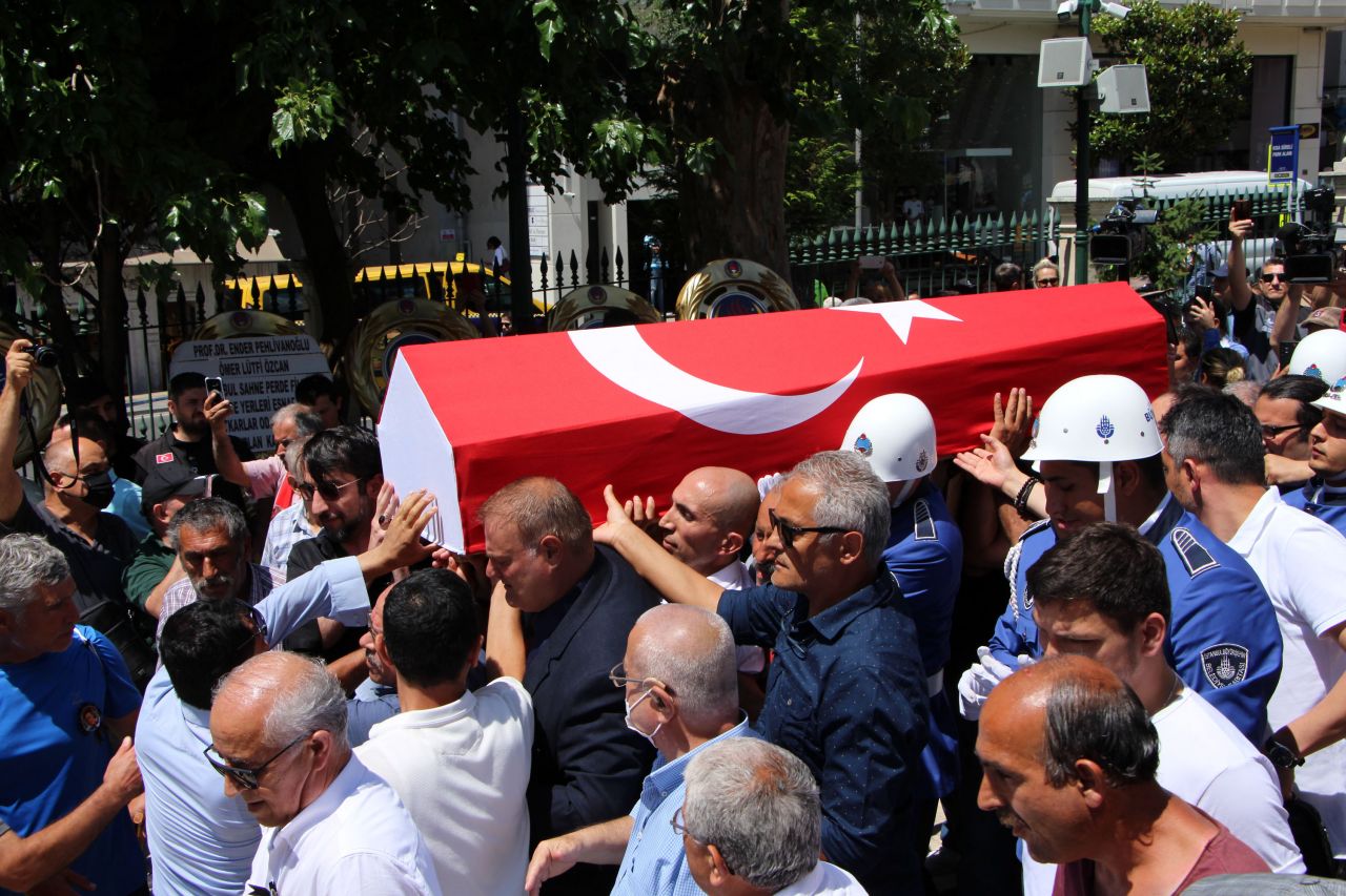 Türkan Şoray tabutuna sarılıp ağladı... Sevenleri Cüneyt Arkın'a bu sözlerle veda etti 7