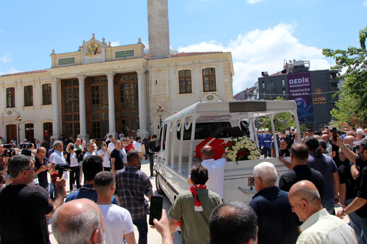 Türkan Şoray tabutuna sarılıp ağladı... Sevenleri Cüneyt Arkın'a bu sözlerle veda etti 1