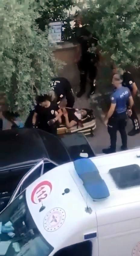 Sevgilisinin boğazını kesti, yardıma gelenleri tehdit etti 1