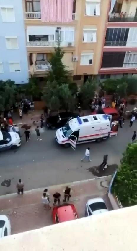Sevgilisinin boğazını kesti, yardıma gelenleri tehdit etti 4