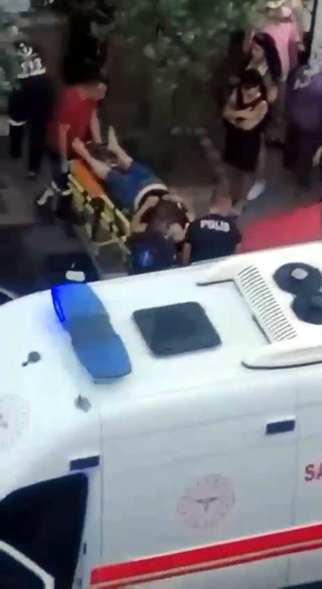Sevgilisinin boğazını kesti, yardıma gelenleri tehdit etti 3
