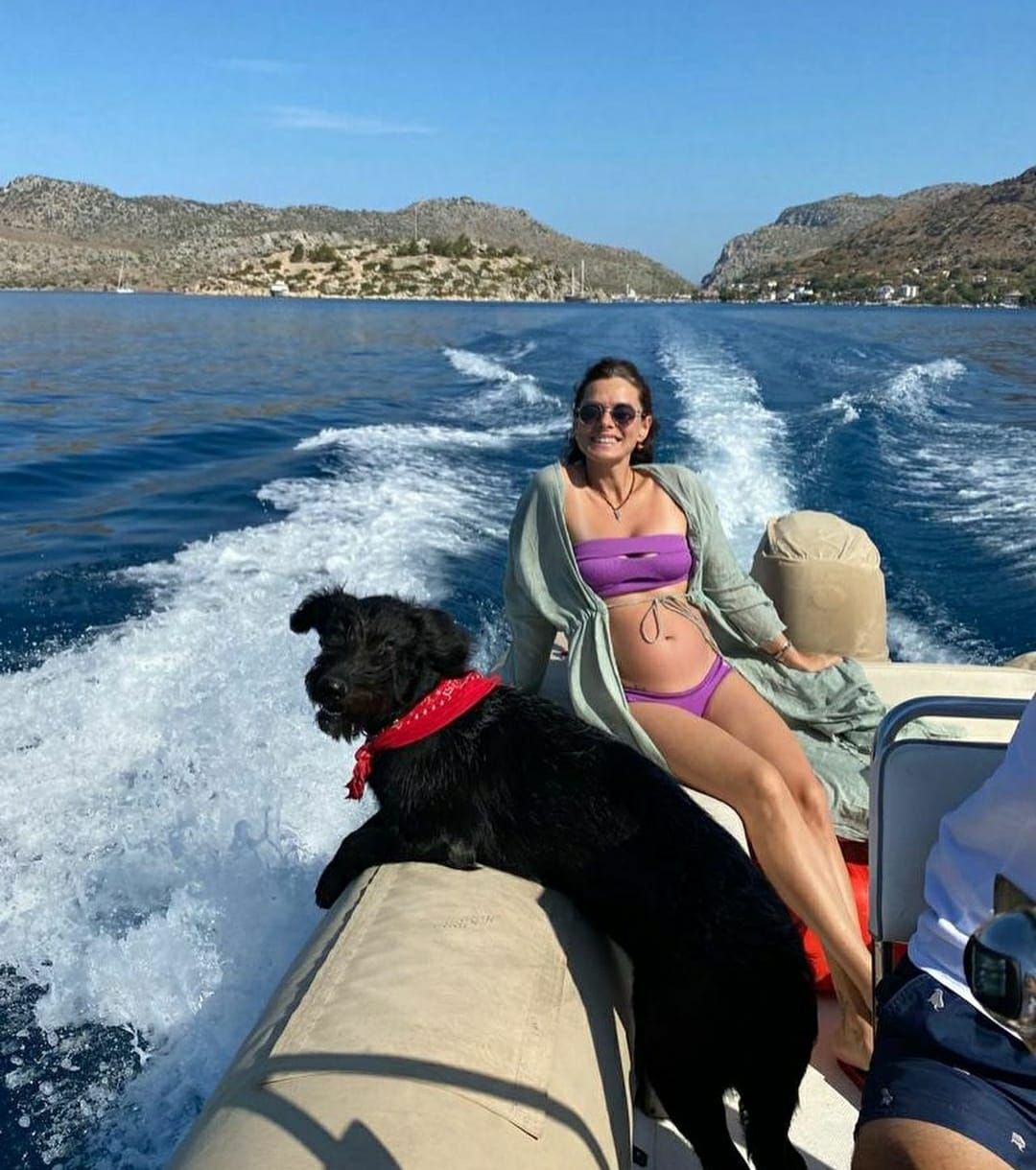 İlk kez anne olacak Özge Özpirinçci hamilelik fotoğrafını duygusal bir notla paylaştı 4