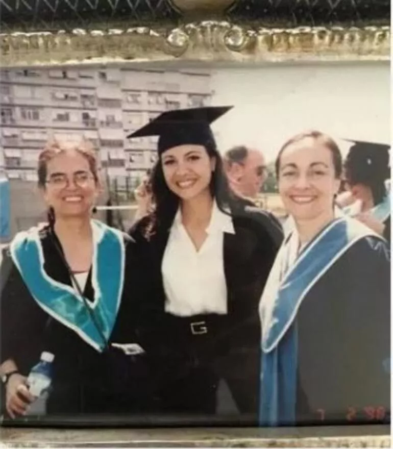 Burcu Özberk: Zamanında yolumuza taş koydular ama çiçeklerle alkışlanarak mezun oldum 15