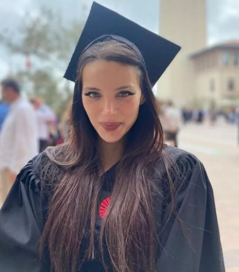 Burcu Özberk: Zamanında yolumuza taş koydular ama çiçeklerle alkışlanarak mezun oldum 3